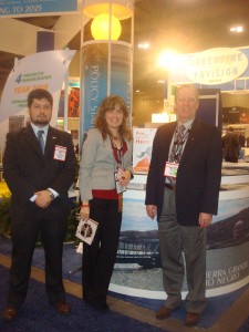 Paola Rojas y Javier Rojas de Argentina Mining junto a Maurice Bichsel de CAMESE, expositor de Argentina Mining 2010.