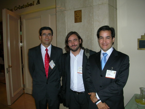 Nelson Torres, Gerente de Operaciones de Editec, Joaquin Jara,  Analista de COCHILCO -y también orador de Latin Exploration 2009- y  Eduardo Zamanillo, Jefe de Recursos Minerales de Mitsui luego de la  charla de Joaquín