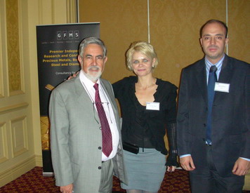 Ricardo Cortes, Director de Argentina Mining, Carmen Eleta, Encargada de Ventas de GFMS, y Pablo Bravo, periodista de Editec.